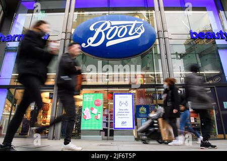 Foto del file datata 02/12/2020 di Boots a Oxford Street a Londra, in quanto Boots ha rivelato un'impennata delle vendite nell'ultimo trimestre, mentre gli acquirenti sono tornati nelle strade del Regno Unito. Foto Stock