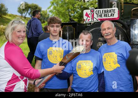 30th giugno 2022. Tywyn, Galles, Regno Unito. I corridori dell'evento annuale Race the Train tenutosi a Tywyn prendono la Baton della Regina dal motore a vapore sulla ferrovia tal-y-Llyn, la più antica ferrovia conservata del mondo, mentre la Baton si porta ai Giochi del Commonwealth di Birmingham. ©Jon Freeman/Alamy Live News Foto Stock