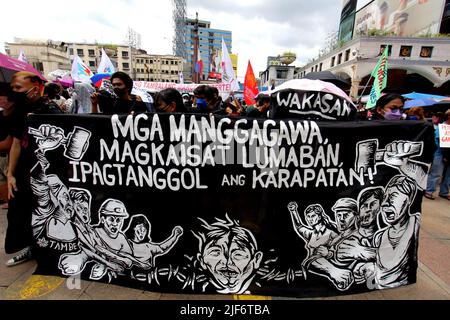 Filippine. 30th giugno 2022. Vari gruppi militanti si sono riuniti per mostrare le loro delusioni per i successivi presidenti filippini durante la loro protesta a Plaza Miranda mentre il figlio del dittatore Ferdinand “Bong-Bong Marcos Jr. Ha preso il suo giuramento come il presidente 17th delle Filippine al Museo Nazionale di Belle Arti a Manila City pochi chilometri Dai manifestanti il 30 giugno 2022. (Foto di Gregorio B. Dantes Jr./Pacific Press) Credit: Pacific Press Media Production Corp./Alamy Live News Foto Stock