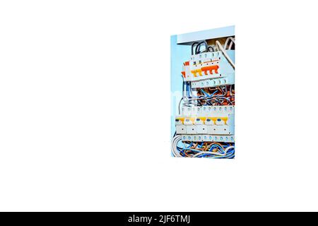 Una scatola contenente una giunzione di fili o cavi elettrici, isolata su bianco Foto Stock