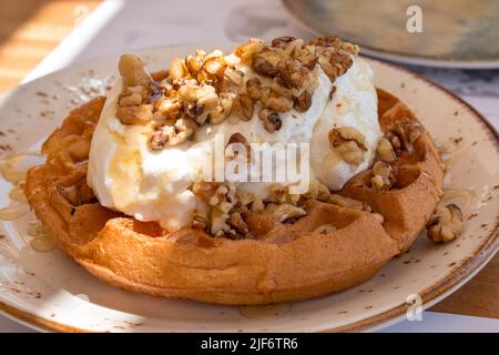 Waffle con yogurt greco, miele e noci Foto Stock