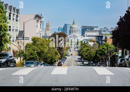 San Francisco,California,USA - 10 aprile 2022: Vista sul centro amministrativo da Alamo Square Foto Stock