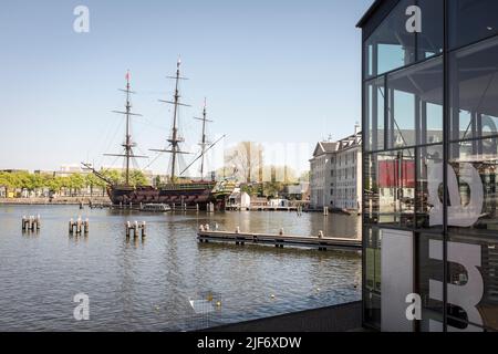 Una replica di una Vereenigde Oostindische compagnie, compagnia olandese dell'India orientale, nave, l'Amsterdam, ormeggiata al di fuori di Het Scheepvaartmuseum, il Museo Marittimo Nazionale di Amsterdam, Paesi Bassi. Foto Stock