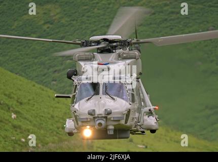 Royal Netherlands Navy NH-90 Helicopter volo di basso livello nel Mach Loop Foto Stock