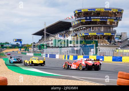 Prototipi e vetture da corsa GT guidano in pit dritto sul circuito della Sarthe durante la 24 ore di le Mans. Foto Stock