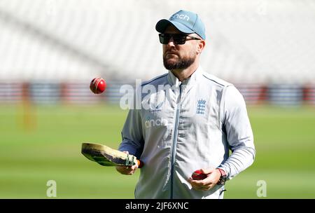 L'allenatore inglese Brendon McCullum, durante una sessione di reti all'Edgbaston Stadium, Birmingham. Data foto: Giovedì 30 giugno 2022. Foto Stock