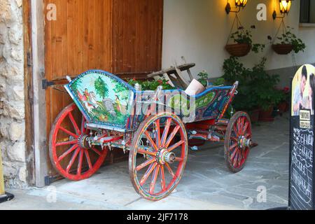 Nessebar, Bulgaria - 14 luglio 2013: Vecchio carrello dipinto, artigianato popolare. Foto Stock