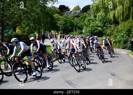 Women's Tour Race Stage Six arriva nel villaggio di Hook Norton Oxfordshire Inghilterra uk. Cotswolds Melvin Green11/06/2022. Foto Stock