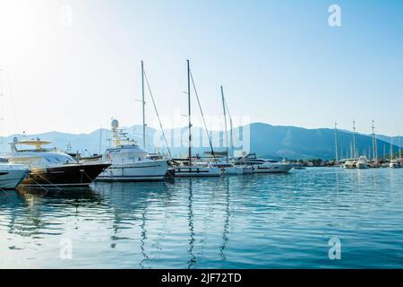 Tivat, Montenegro - 18 giugno 2022: Paesaggio al tramonto del porto turistico di Porto Montenegro Foto Stock