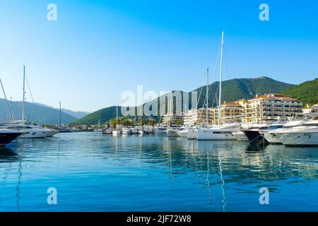 Tivat, Montenegro - 18 giugno 2022: Paesaggio del porto turistico di Porto Montenegro con le residenze sul mare e la bella passeggiata Foto Stock