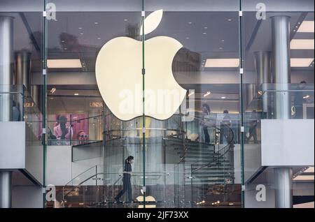 Hong Kong, Cina. 03rd maggio 2021. I clienti sono visti presso il negozio Apple della multinazionale americana di tecnologia a Hong Kong. Credit: SOPA Images Limited/Alamy Live News Foto Stock