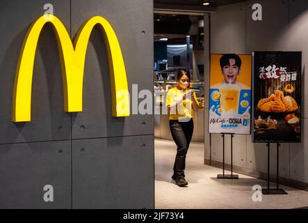 Hong Kong, Cina. 28th giugno 2022. Catena multinazionale americana di fast-food, ristorante McDonald's a Hong Kong. Credit: SOPA Images Limited/Alamy Live News Foto Stock