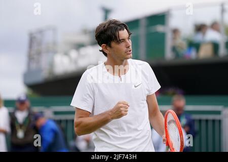 Taylor Fritz degli Stati Uniti celebra dopo aver battuto Alastair Grey della Gran Bretagna durante il quarto giorno dei campionati di Wimbledon 2022 all'All England Lawn Tennis and Croquet Club, Wimbledon. Data foto: Giovedì 30 giugno 2022. Foto Stock