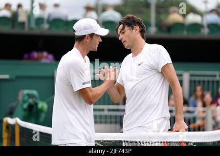 Taylor Fritz degli Stati Uniti celebra (a destra) dopo aver battuto Alastair Grey della Gran Bretagna durante il quarto giorno dei campionati di Wimbledon 2022 all'All England Lawn Tennis and Croquet Club, Wimbledon. Data foto: Giovedì 30 giugno 2022. Foto Stock