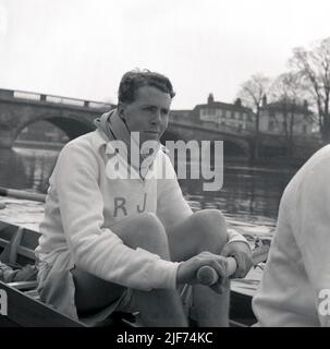 1961, storico, membro dell'equipaggio di barche dell'università di cambridge R J Fraser del Jesus College seduto in barca sulle acque di Henley sul Tamigi in formazione per la prossima corsa in barca di Oxford & Cambridge. Foto Stock