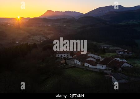 Valle di Aramaio all'alba nei Paesi Baschi, Spagna Foto Stock