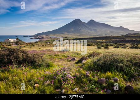 Il paesaggio di Los Escullos nel Parco Naturale Cabo de Gata-Nijar, provincia di Almeria, Andalusia, Spagna Foto Stock