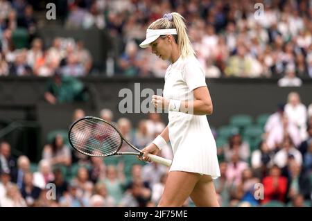 Katie Boulter della Gran Bretagna reagisce durante la sua seconda partita di round contro Karolina Pliskova durante il quarto giorno dei campionati Wimbledon 2022 all'All England Lawn Tennis and Croquet Club di Wimbledon. Data foto: Giovedì 30 giugno 2022. Foto Stock