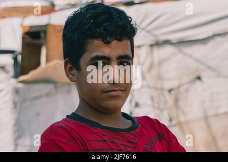 Pneumatico, Libano. 25th Ott 2021. Siriano si pone per la foto di fronte alla sua tenda. I bambini siriani sono visti fuori da un campo profughi a Tiro, nel sud del Libano, nel pomeriggio. Il paese è stato caratterizzato da conflitti politici, da una grave crisi finanziaria e dalla pandemia corona, e il governo ha preso il maggior numero di rifugiati in tutto il mondo, stimato a 1,5 milioni di euro. (Credit Image: © Lara Hauser/SOPA Images via ZUMA Press Wire) Foto Stock