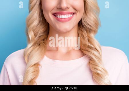 Cropped foto sorridente donna con capelli ricci biondi ottenuto veneers isolato pastello blu sfondo di colore Foto Stock