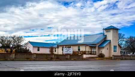 NEW MEXICO, USA - 20 NOVEMBRE 2019: Edificio tipico della chiesa battista in una piccola città del nuovo messico Foto Stock