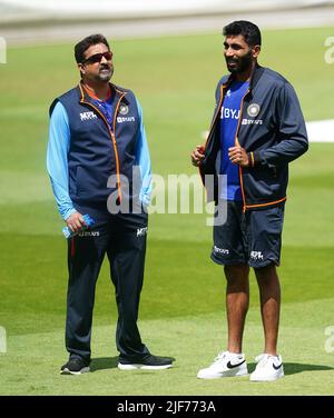 L'India Jasprit Bumrah (a destra), durante una sessione di reti all'Edgbaston Stadium, Birmingham. Data foto: Giovedì 30 giugno 2022. Foto Stock