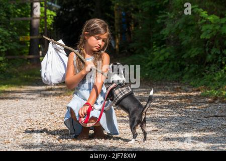 Cornelius, NC, Stati Uniti. 29th giugno 2022. Un bambino senza tetto, affamato, abbandonato, runaway cerca cibo e rifugio con il suo cane (Credit Image: © Walter G. Arce Sr./ZUMA Press Wire)