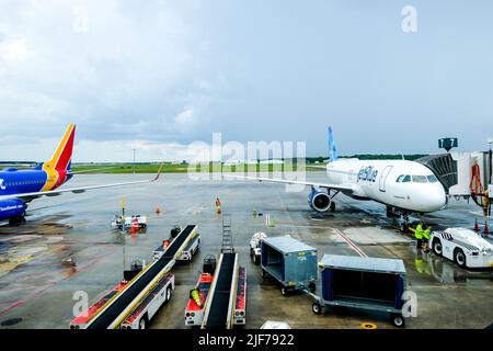 Cancellazioni di voli stress viaggiatori stanchi. Immagini di stock dei ritardi di volo correnti intorno agli Stati Uniti. Interruzione dei piani di viaggio. Aereo JetBlue sulla pista. Foto Stock