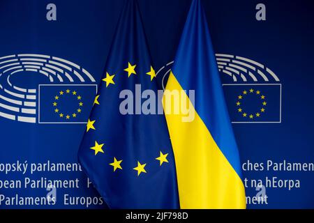 Bruxelles, Belgio. 30th giugno 2022. Bandiere UE e ucraine al Parlamento europeo a Bruxelles (Belgio) il 30 giugno 2022. Credit: ALEXANDROS MICHAILIDIS/Alamy Live News Foto Stock