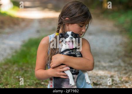 Cornelius, NC, Stati Uniti. 29th giugno 2022. Un bambino senza tetto, affamato, abbandonato, runaway cerca cibo e rifugio con il suo cane (Credit Image: © Walter G. Arce Sr./ZUMA Press Wire)