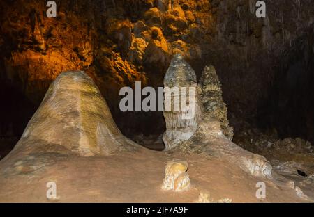 Insenature di calcite, stalattiti e stalagmiti in grandi sale sotterranee nel Parco Nazionale delle grotte di Carlsbad, New Mexico. USA Foto Stock