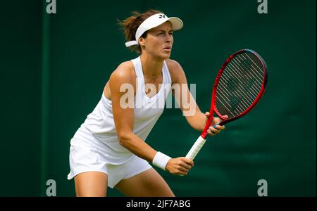 Tatjana Maria di Germania in azione contro Sorana Cirstea di Romania durante il secondo round dei campionati di Wimbledon 2022, torneo di tennis Grand Slam il 29 giugno 2022 presso l'All England Lawn Tennis Club di Wimbledon vicino Londra, Inghilterra - Foto: Rob Prange/DPPI/LiveMedia Foto Stock