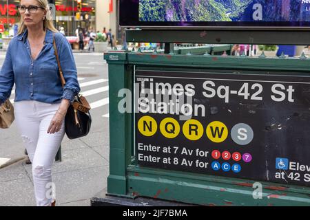 Uno scatto in primo piano della segnaletica d'ingresso della stazione della metropolitana di Times Square 42nd Street Foto Stock