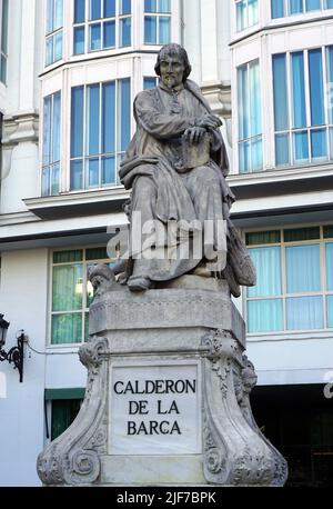 Pedro Calderón de la Barca (1600-1681).Cavaliere scrittore spagnolo dell'Ordine di Santiago.Statua in Calle de Atocha a Madrid Spagna Foto Stock