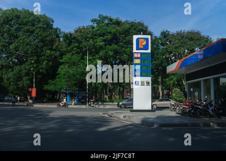 Hai Phong, Vietnam - Giugno 30th 2022: Stazione di benzina sulla strada principale che mostra prezzi di gas elevati a causa di inflazione e problemi di approvvigionamento Foto Stock