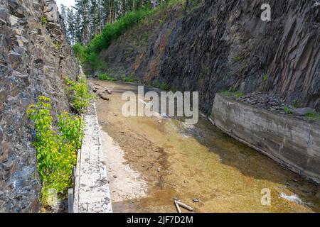 Canale di fuoriuscita di una centrale idroelettrica incompiuta sul fiume Izyrak, nella regione di Novosibirsk Foto Stock