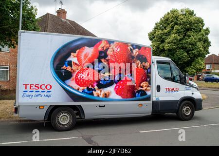 Eton Wick, Windsor, Berkshire, Regno Unito. 30th giugno 2022. Un camion di consegna Tesco che consegna a casa a Eton Wick. Si segnala che è sorta una disputa tra il gigante del supermercato Tesco e il produttore alimentare Heinz. Anche se gli scaffali del supermercato Tesco a Taplow erano ben riforniti questa mattina, Tesco è stato segnalato per essere di fronte a carenze di fagioli da forno Heinz, ketchup e crema di insalata a seguito di una disputa con Heinz per i loro aumenti di prezzo del prodotto. Credit: Maureen McLean/Alamy Live News Foto Stock
