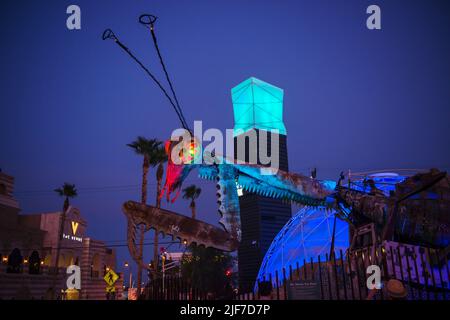 La Gigantesca mantide religiosa scultura nella parte anteriore del contenitore park nel centro cittadino di Las Vegas Foto Stock