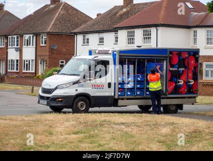 Eton Wick, Windsor, Berkshire, Regno Unito. 30th giugno 2022. Un camion di consegna Tesco che consegna a casa a Eton Wick. Si segnala che è sorta una disputa tra il gigante del supermercato Tesco e il produttore alimentare Heinz. Anche se gli scaffali del supermercato Tesco a Taplow erano ben riforniti questa mattina, Tesco è stato segnalato per essere di fronte a carenze di fagioli da forno Heinz, ketchup e crema di insalata a seguito di una disputa con Heinz per i loro aumenti di prezzo del prodotto. Credit: Maureen McLean/Alamy Live News Foto Stock
