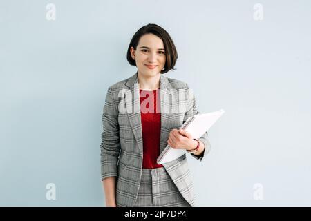 Ritratto di giovane donna d'affari fiduciosa in ufficio moderno. Azienda di proprietà femminile, Foto Stock