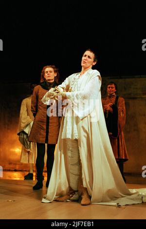 Julian Rhind-Tutt (Edward, Duca di Aumerle), Fiona Shaw (Richard II) in RICHARD II di Shakespeare al Teatro Cottesloe, Teatro Nazionale (NT), Londra SE1 02/06/1995 design: Hildegard Bechtler illuminazione: Peter Mumford regista: Deborah Warner Foto Stock