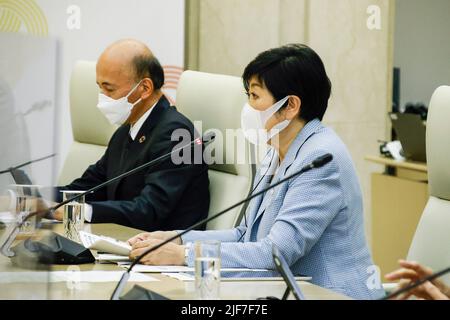 Tokyo, Giappone. 30th giugno 2022. Il governatore di Tokyo Yuriko Koike parla durante un incontro con il sindaco della città di Londra Alderman Vincent Keaveny (non raffigurato) presso il Tokyo Metropolitan Government Building. Il sindaco Keaveny e la sua delegazione hanno visitato il governatore di Tokyo Yuriko Koike per consolidare le relazioni tra i governi delle città. (Credit Image: © Rodrigo Reyes Marin/ZUMA Press Wire) Foto Stock