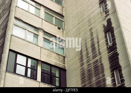 Un edificio vicino al Math and Social Sciences Building, Manchester, Regno Unito, un esempio di stile architettonico brutalista. Foto Stock