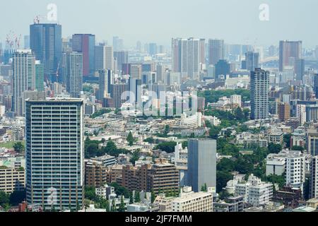 Tokyo, Giappone. 30th giugno 2022. Una visione generale degli edifici nel centro di Tokyo, Giappone, il 30 giugno 2022. Il governo giapponese ha esortato le famiglie e le imprese di Tokyo ad adottare metodi ragionevoli di risparmio energetico per ridurre l'uso di elettricità a causa delle alte temperature meteorologiche e dei problemi legati alle infrastrutture. Credit: AFLO/Alamy Live News Foto Stock