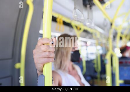 Primo piano di una corrimano per la sicurezza all'interno del treno Foto Stock
