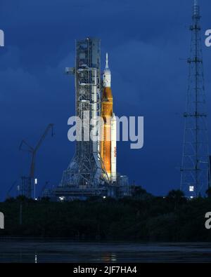 Il razzo SLS della NASA si erge sul complesso 39B mentre gli ingegneri preparano il veicolo per essere riportato al Vehicle Assembly Building presso il Kennedy Space Center, Florida, giovedì 30 giugno 2022. Il booster e la sua navicella spaziale Orion saranno preparati per il suo primo lancio sul programma Artemis già a fine estate. Foto di Joe Marino/UPI Credit: UPI/Alamy Live News Foto Stock