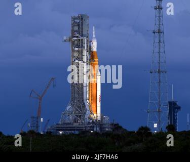 Il razzo SLS della NASA si erge sul complesso 39B mentre gli ingegneri preparano il veicolo per essere riportato al Vehicle Assembly Building presso il Kennedy Space Center, Florida, giovedì 30 giugno 2022. Il booster e la sua navicella spaziale Orion saranno preparati per il suo primo lancio sul programma Artemis già a fine estate. Foto di Joe Marino/UPI Credit: UPI/Alamy Live News Foto Stock