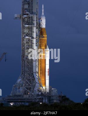 Il razzo SLS della NASA si erge sul complesso 39B mentre gli ingegneri preparano il veicolo per essere riportato al Vehicle Assembly Building presso il Kennedy Space Center, Florida, giovedì 30 giugno 2022. Il booster e la sua navicella spaziale Orion saranno preparati per il suo primo lancio sul programma Artemis già a fine estate. Foto di Joe Marino/UPI Credit: UPI/Alamy Live News Foto Stock