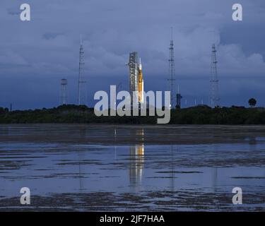 Il razzo SLS della NASA si erge sul complesso 39B mentre gli ingegneri preparano il veicolo per essere riportato al Vehicle Assembly Building presso il Kennedy Space Center, Florida, giovedì 30 giugno 2022. Il booster e la sua navicella spaziale Orion saranno preparati per il suo primo lancio sul programma Artemis già a fine estate. Foto di Joe Marino/UPI Credit: UPI/Alamy Live News Foto Stock