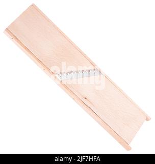 Grattugia ecologica in legno per verdure isolate su sfondo bianco Foto Stock